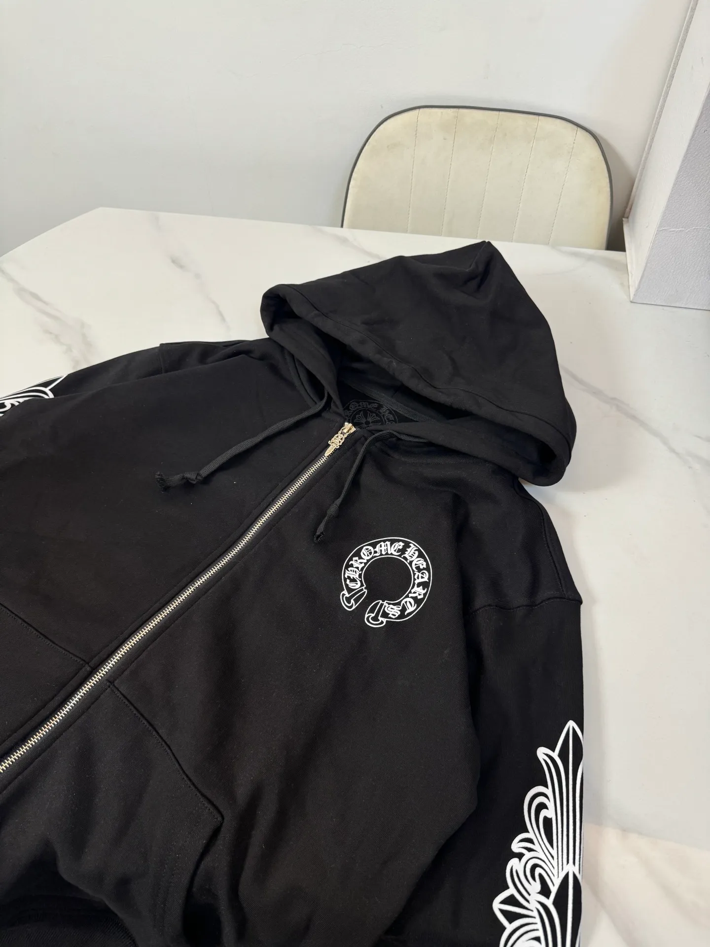 P280 Style number: S107 ChromeHearts 25 early autumn floral arm horseshoe hooded sweatshirt Sanskrit letter rattan flower cross horseshoe hooded sweatshirt The fabric is made of 440g pure cotton terry with matching threads Imported printing Original custom-made Hardware Color: Black Size: S-XL